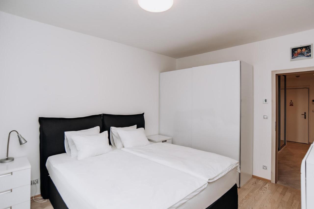 Garden Towers Apartment Praha Bagian luar foto